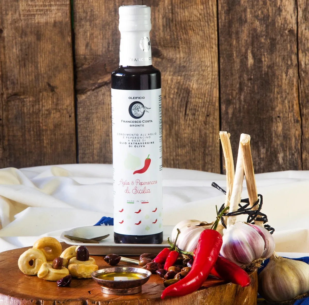Olivenöl Extra Vergine mit frischem Knoblauch und Chili aus Sizilien